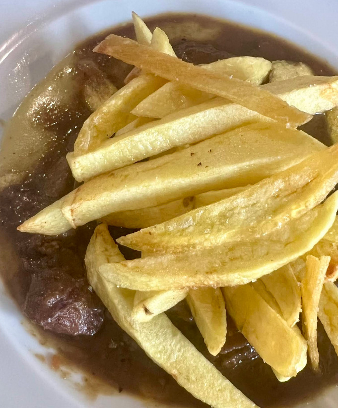 La mejor cocina tradicional y carnes a la brasa en la Plaza de los Escribanos