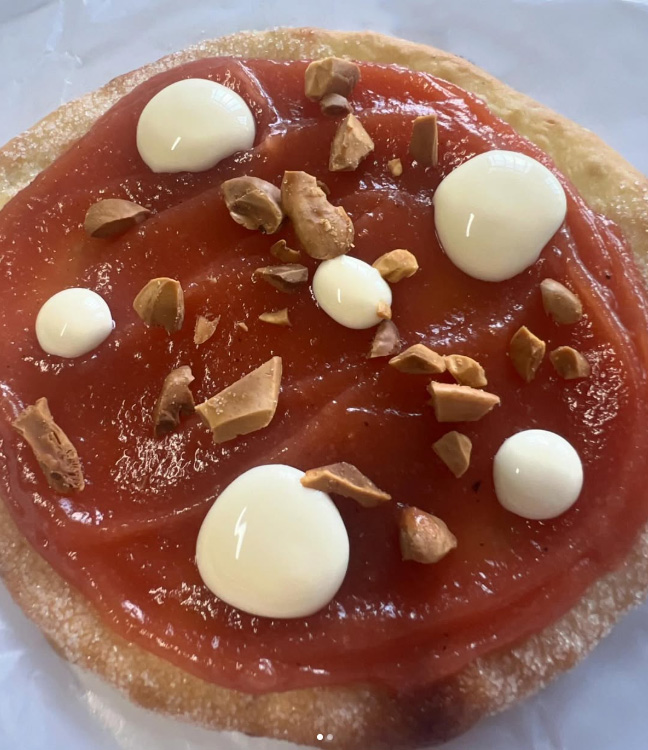 Torta de Inés Rosales carne de membrillo crema de queso curado y almendras